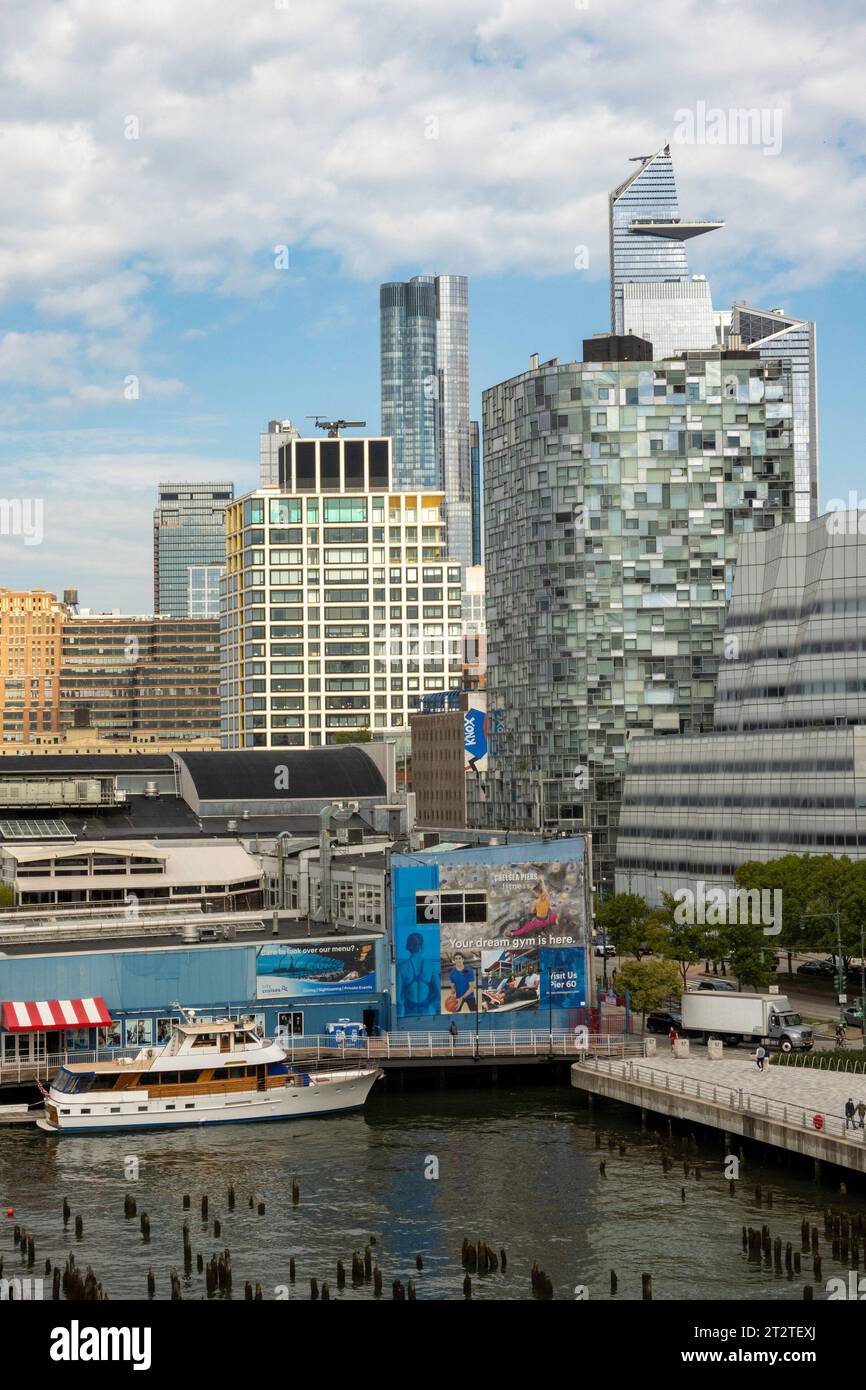 Die Wolkenkratzer der Hudson Yards aus der Sicht der High Line, einer erhöhten Güterzuglinie, die heute ein öffentlicher Park ist, 2023, New York City, USA Stockfoto