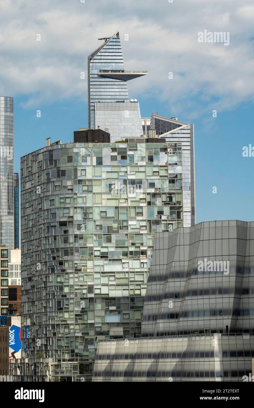 Die Wolkenkratzer der Hudson Yards aus der Sicht der High Line, einer erhöhten Güterzuglinie, die heute ein öffentlicher Park ist, 2023, New York City, USA Stockfoto
