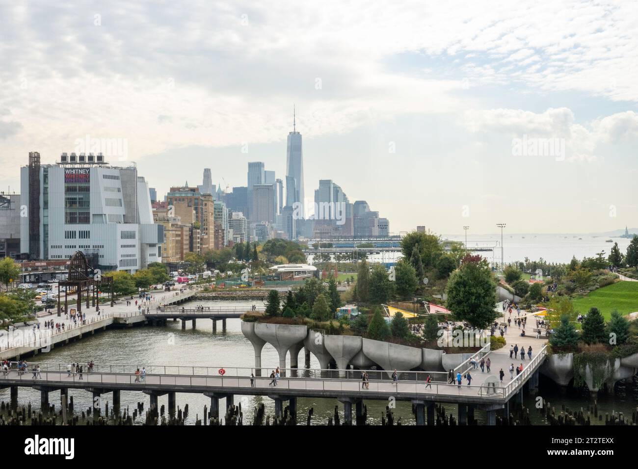 Little Island ist eine einzigartige urbane Oase im Hudson River Park Area, 2023, New York City, USA Stockfoto
