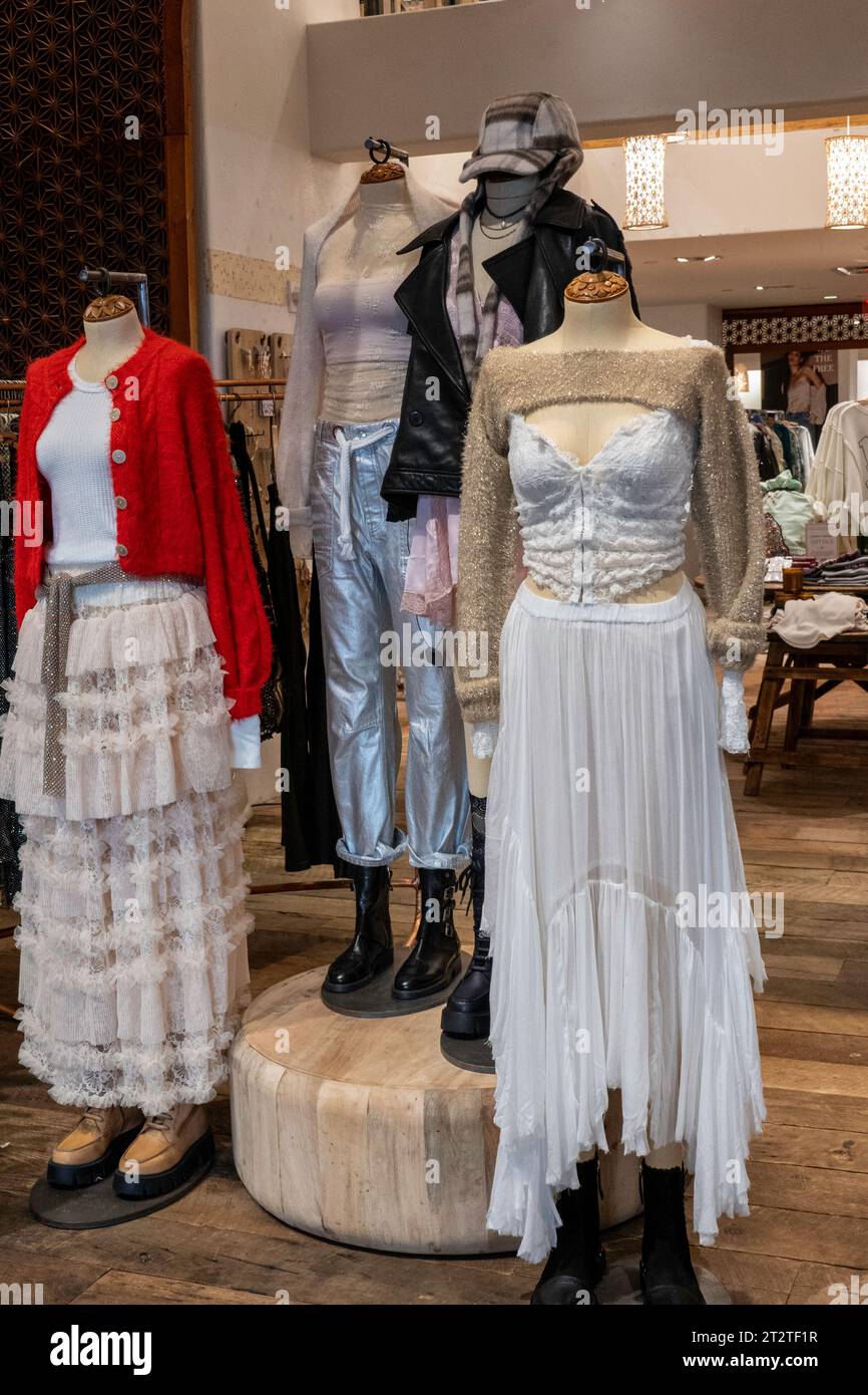 Die Bekleidungskette Free People hat ein Geschäft im Rockefeller Center, New York City, USA 2023 Stockfoto