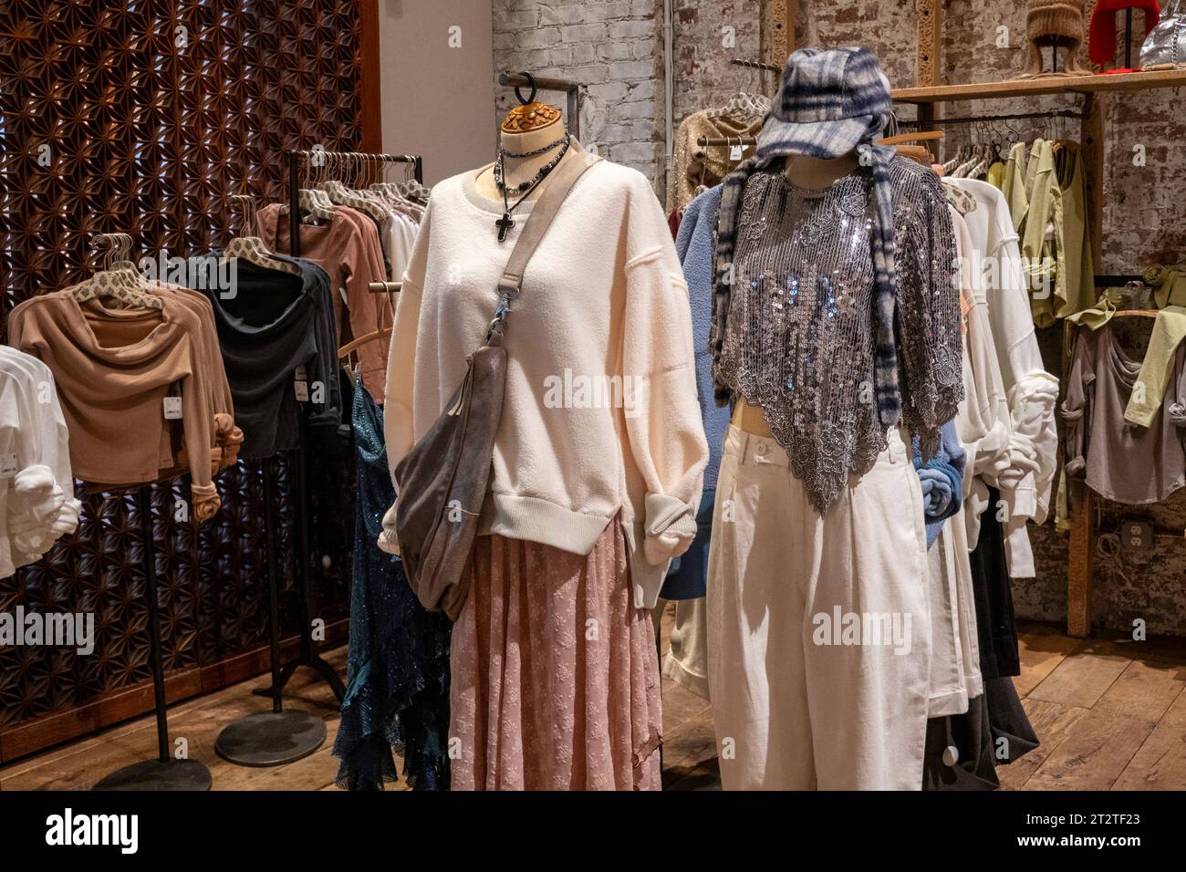 Die Bekleidungskette Free People hat ein Geschäft im Rockefeller Center, New York City, USA 2023 Stockfoto