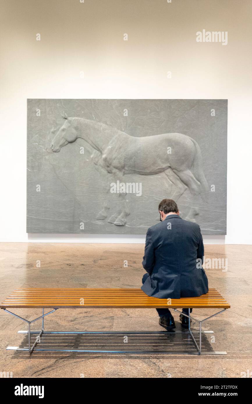 Das Metropolitan Museum of Art ist eine beliebte Touristenattraktion auf der Museum Mile, New York City, USA 2023 Stockfoto