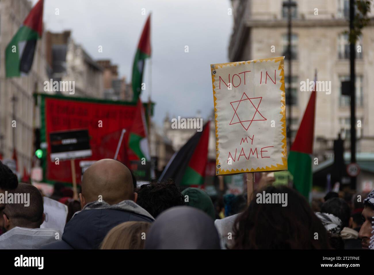 Zehntausende pro-palästinensischer Unterstützer marschierten während des Nationalmarsches für Palästina von Marble Arch nach Whitehall, um den Gastrednern zuzuhören, die nach der israelischen Bombardements gegen Hamas-Milizen einen Waffenstillstand forderten. Quelle: Sinai Noor/Alamy Live News Stockfoto