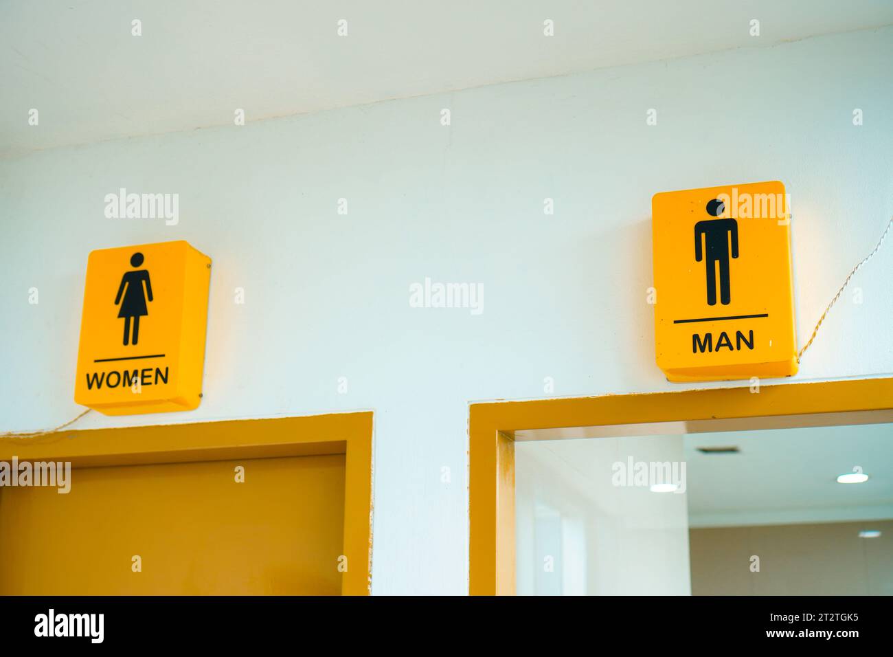 Gelbe Toilettenmarkierungen, die die Toiletten für Männer und Frauen unterscheiden Stockfoto