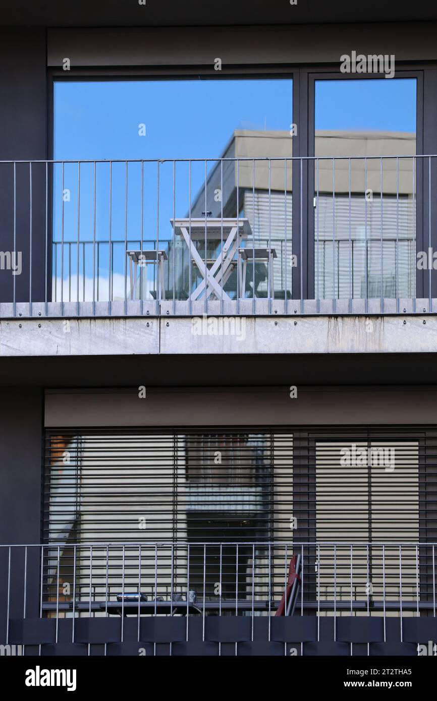 Verkleidete und ungedeckte Balkone in modernem Stil Stockfoto