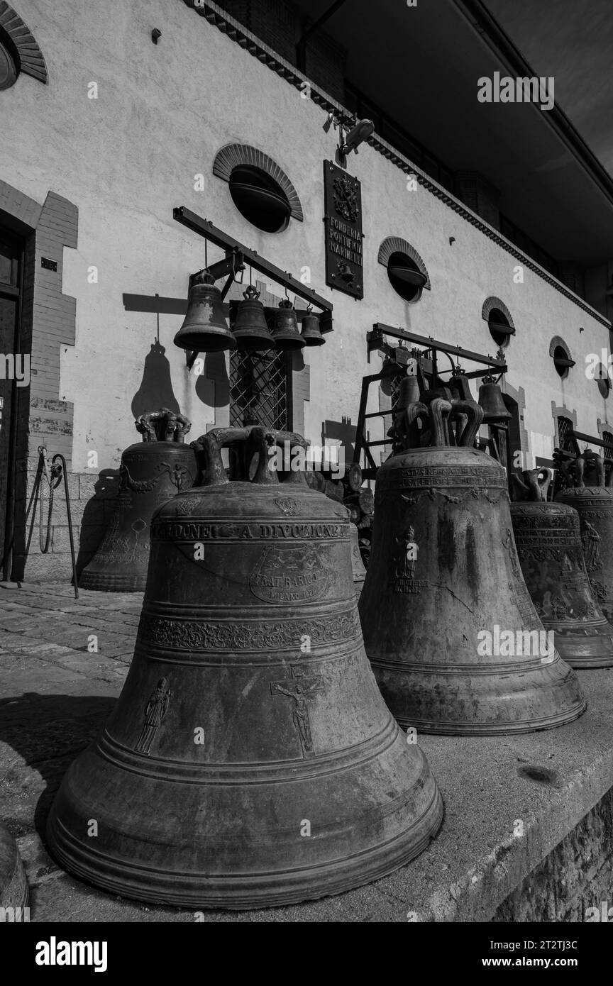 Die Päpstliche Glockengießerei Marinelli ist ein italienisches Metallurgieunternehmen mit Sitz in Agnone, das sich auf den Glockengieß spezialisiert hat. Stockfoto