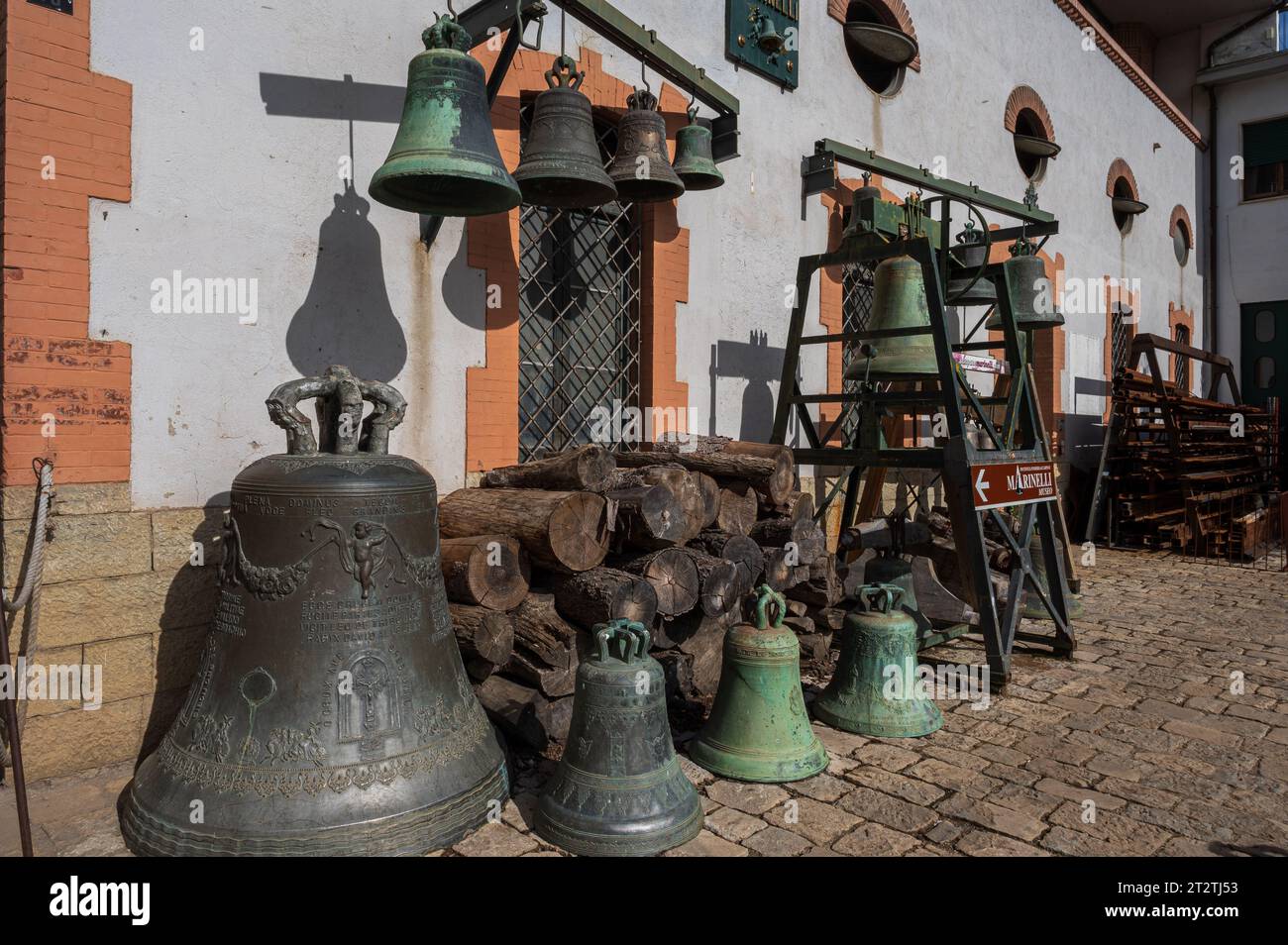 Die Päpstliche Glockengießerei Marinelli ist ein italienisches Metallurgieunternehmen mit Sitz in Agnone, das sich auf den Glockengieß spezialisiert hat. Stockfoto
