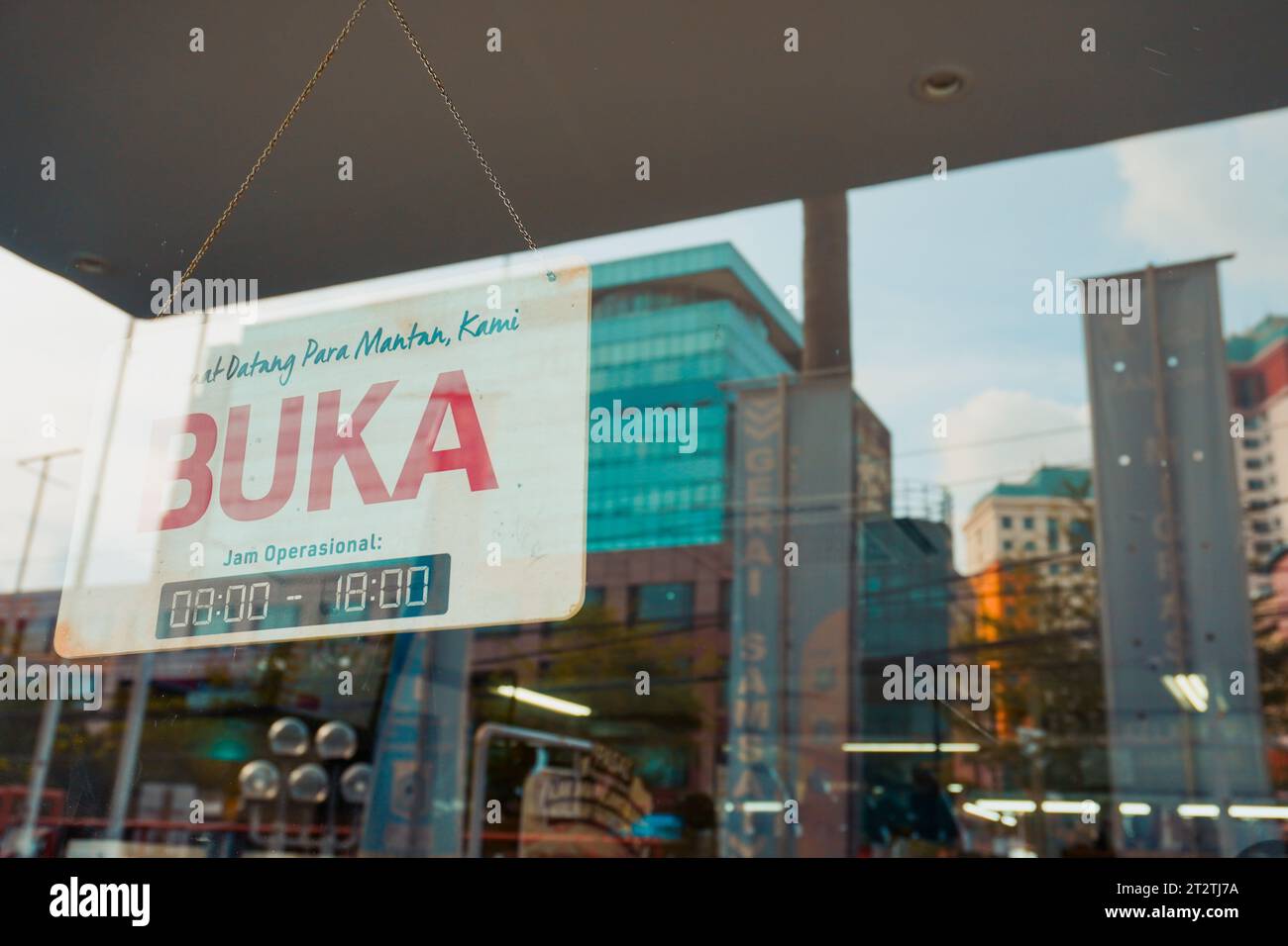 Auf einem Schaufenster, ein modernes offenes Schild mit auffälliger Typografie Stockfoto