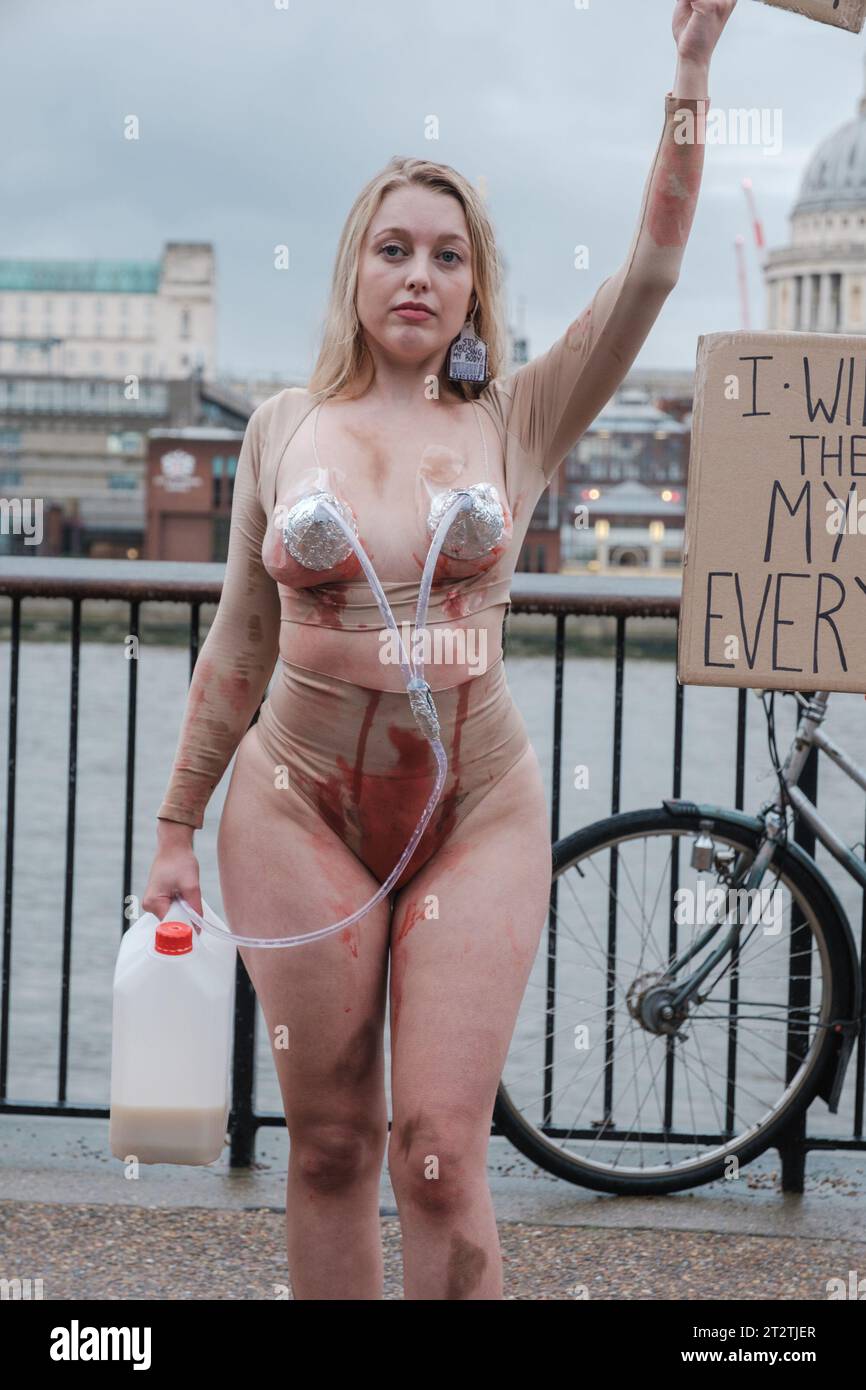 Tieraktivist-Gruppe, Speziesismus, Protest außerhalb von Tate Modern gegen den Missbrauch, den Kühe für unseren Milchkonsum durchmachen. Fordern Sie auch die Mitarbeiter auf, ihre „Muttermilch“ auszuprobieren, um zu sehen, wie sie reagieren. Tate Modern, Großbritannien, 21/10/2023 Ehimetalor Unuabona/Alamy Live News Stockfoto