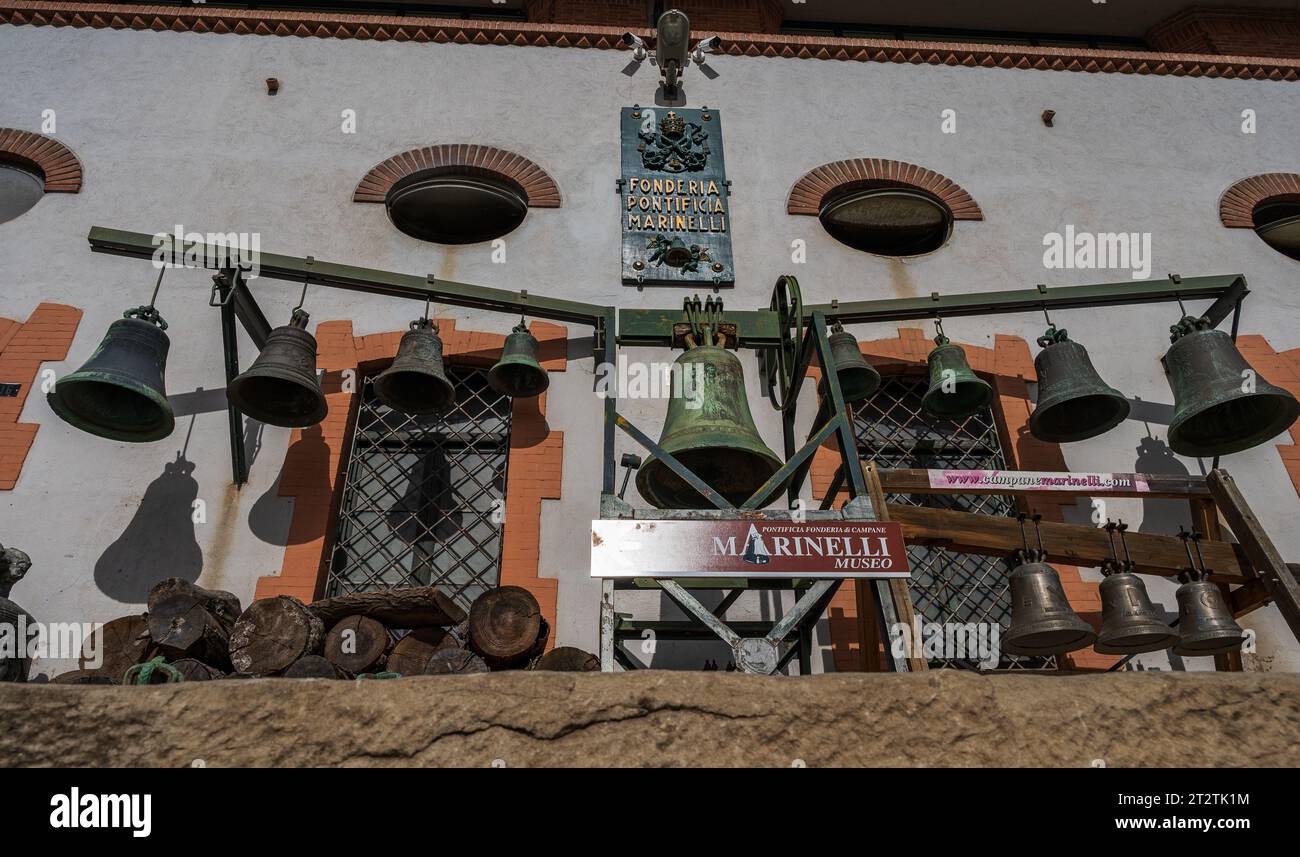 Die Päpstliche Glockengießerei Marinelli ist ein italienisches Metallurgieunternehmen mit Sitz in Agnone, das sich auf den Glockengieß spezialisiert hat. Stockfoto