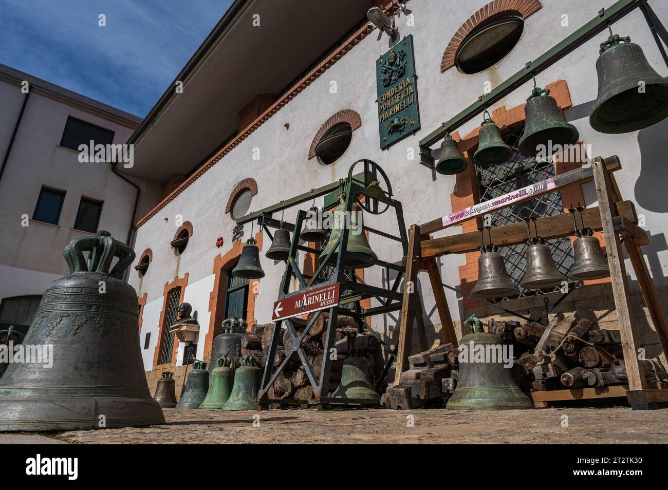 Die Päpstliche Glockengießerei Marinelli ist ein italienisches Metallurgieunternehmen mit Sitz in Agnone, das sich auf den Glockengieß spezialisiert hat. Stockfoto