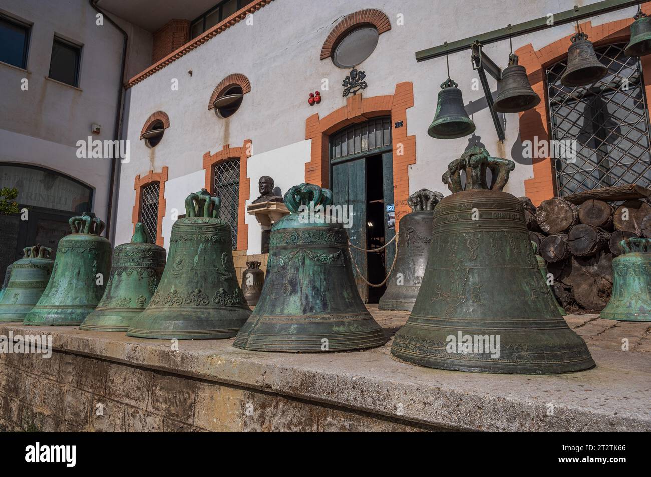 Die Päpstliche Glockengießerei Marinelli ist ein italienisches Metallurgieunternehmen mit Sitz in Agnone, das sich auf den Glockengieß spezialisiert hat. Stockfoto