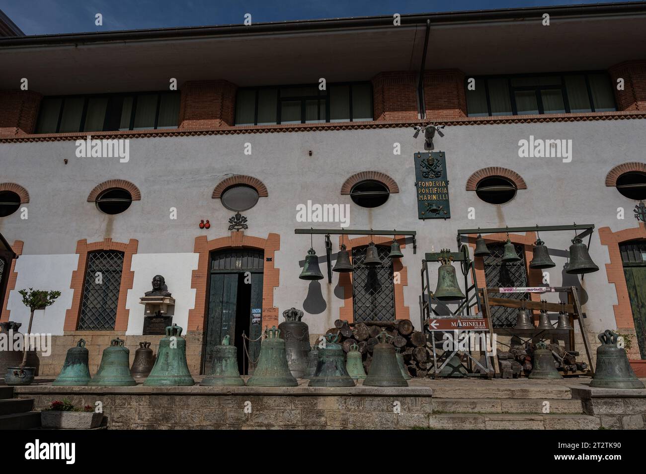 Die Päpstliche Glockengießerei Marinelli ist ein italienisches Metallurgieunternehmen mit Sitz in Agnone, das sich auf den Glockengieß spezialisiert hat. Stockfoto