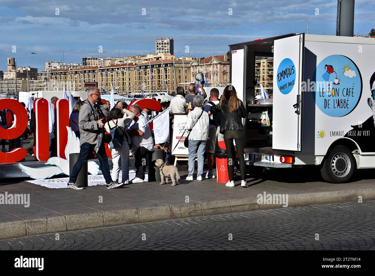 Marseille, Frankreich. Oktober 2023. Demonstranten versammeln sich während des Protestes im Alten Hafen von Marseille. Auf Aufruf von Organisationen wie der Abbé Pierre Foundation, Emmaüs und der Menschenrechtsliga versammelten sich Menschen im Alten Hafen von Marseille zum Frieden. Quelle: SOPA Images Limited/Alamy Live News Stockfoto