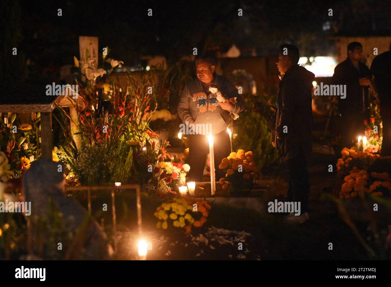 Ein Friedhof in Mexiko-Stadt bei Nacht während des DEAT-Tages Stockfoto