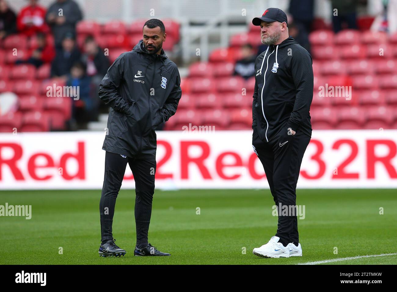 Middlesbrough, Großbritannien. Oktober 2023. Birmingham City Coach Ashley Cole (L) und Birmingham City Manager Wayne Rooney während des Sky Bet Championship Matches zwischen Middlesbrough und Birmingham City im Riverside Stadium, Middlesbrough am Samstag, den 21. Oktober 2023. (Foto: Michael Driver | MI News) Credit: MI News & Sport /Alamy Live News Stockfoto