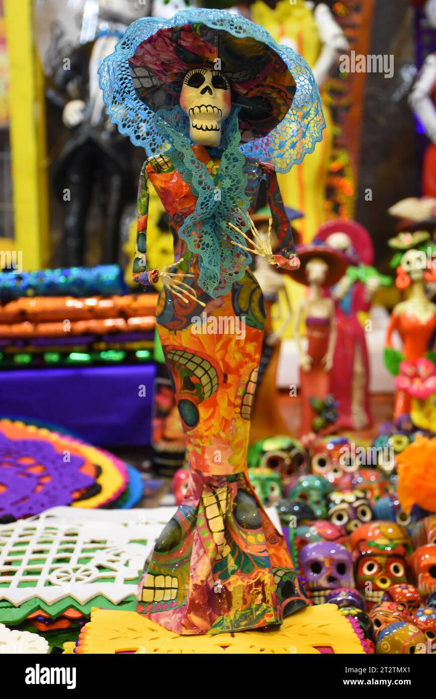 Catrina-Figuren, eine traditionelle Figur zum Tag der Toten, auf dem Markt Stockfoto