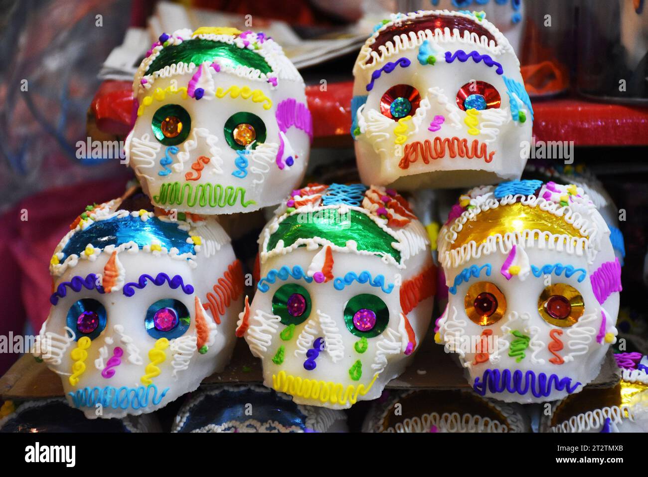 Sugar Skulls, eine traditionelle Figur zum Tag der Toten, auf dem Markt Stockfoto