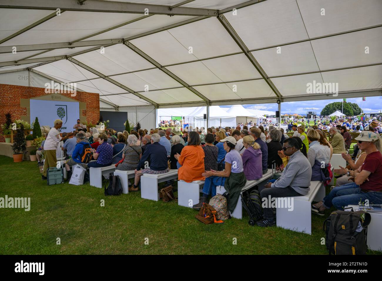 Gardeners' World Moderator Arit Anderson und Michael Perry (Mr Plant Geek) geben Expertentipps - RHS Flower Show Tatton Park 2023, Cheshire, England, Großbritannien. Stockfoto