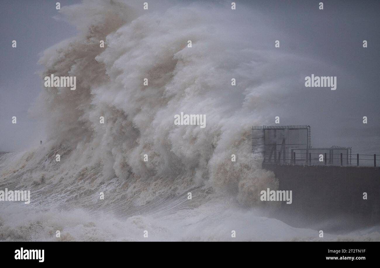 Freitag, 20. Oktober 2023 - Hartlepool, Großbritannien - Storm Babet trifft heute Morgen die Nordostküste Englands, als Wellen von bis zu 20 Metern Höhe den Hafen der Landzunge in Hartlepool rammen. **ES FALLEN STANDARDNUTZUNGSGEBÜHREN AN** Stockfoto