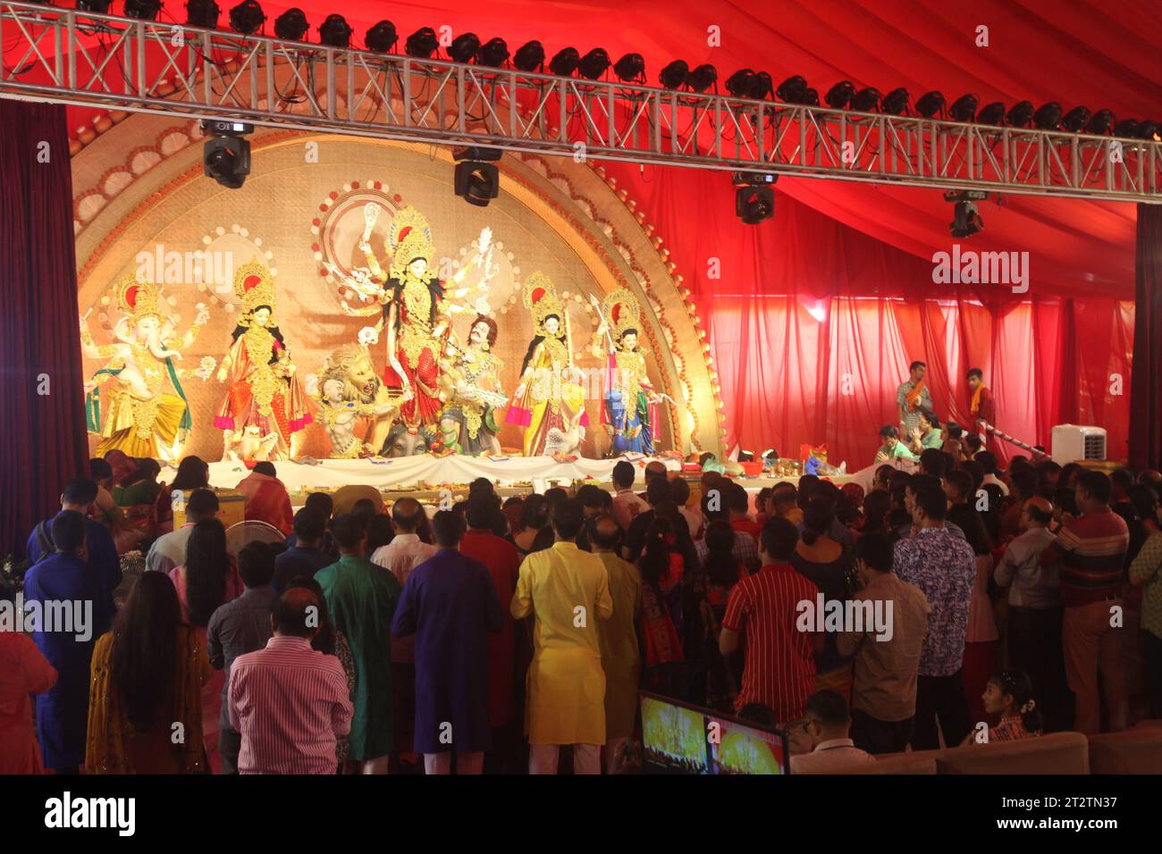 Dhaka bangladesch 21. oktober 2023Devotees beten im Banani Puja Mandap auf Mahasaptami, dem zweiten Tag von Durga Puja, dem größten religiösen fest der Welt Stockfoto