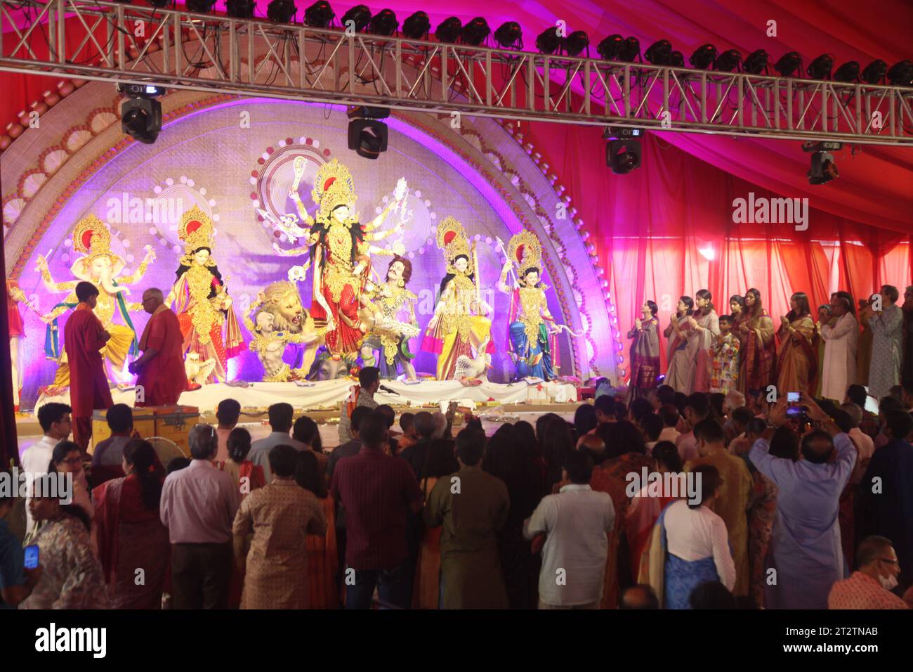 Dhaka bangladesch 21. oktober 2023Devotees beten im Banani Puja Mandap auf Mahasaptami, dem zweiten Tag von Durga Puja, dem größten religiösen fest der Welt Stockfoto