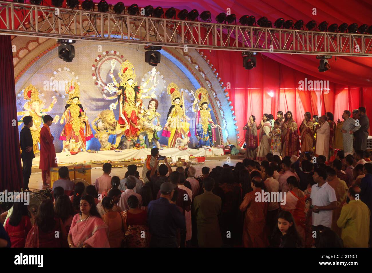 Dhaka bangladesch 21. oktober 2023Devotees beten im Banani Puja Mandap auf Mahasaptami, dem zweiten Tag von Durga Puja, dem größten religiösen fest der Welt Stockfoto