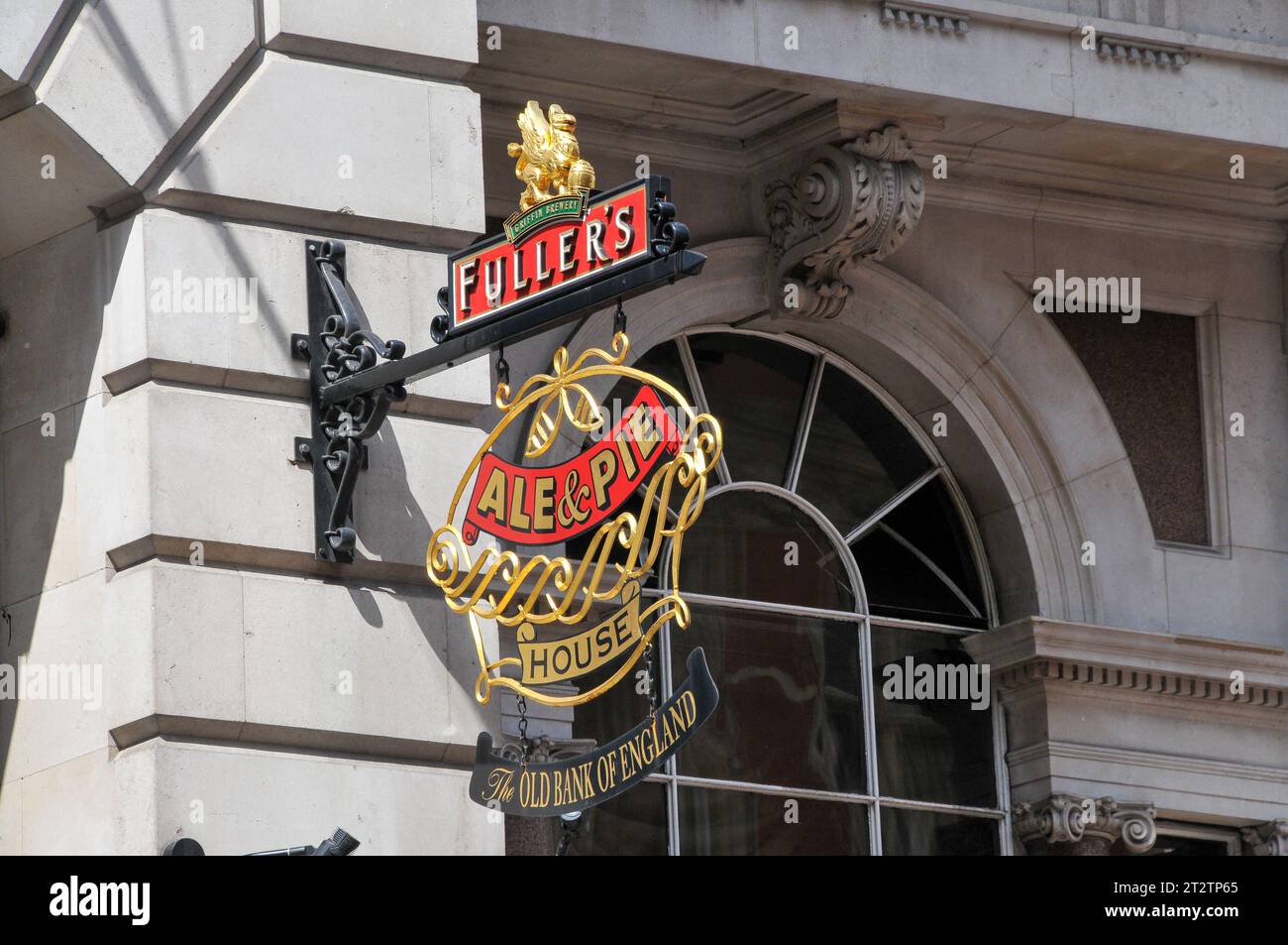 London, Großbritannien - 4. Juli 2008: Ein Schild an der Außenwand eines klassischen englischen Pubs in London. Stockfoto