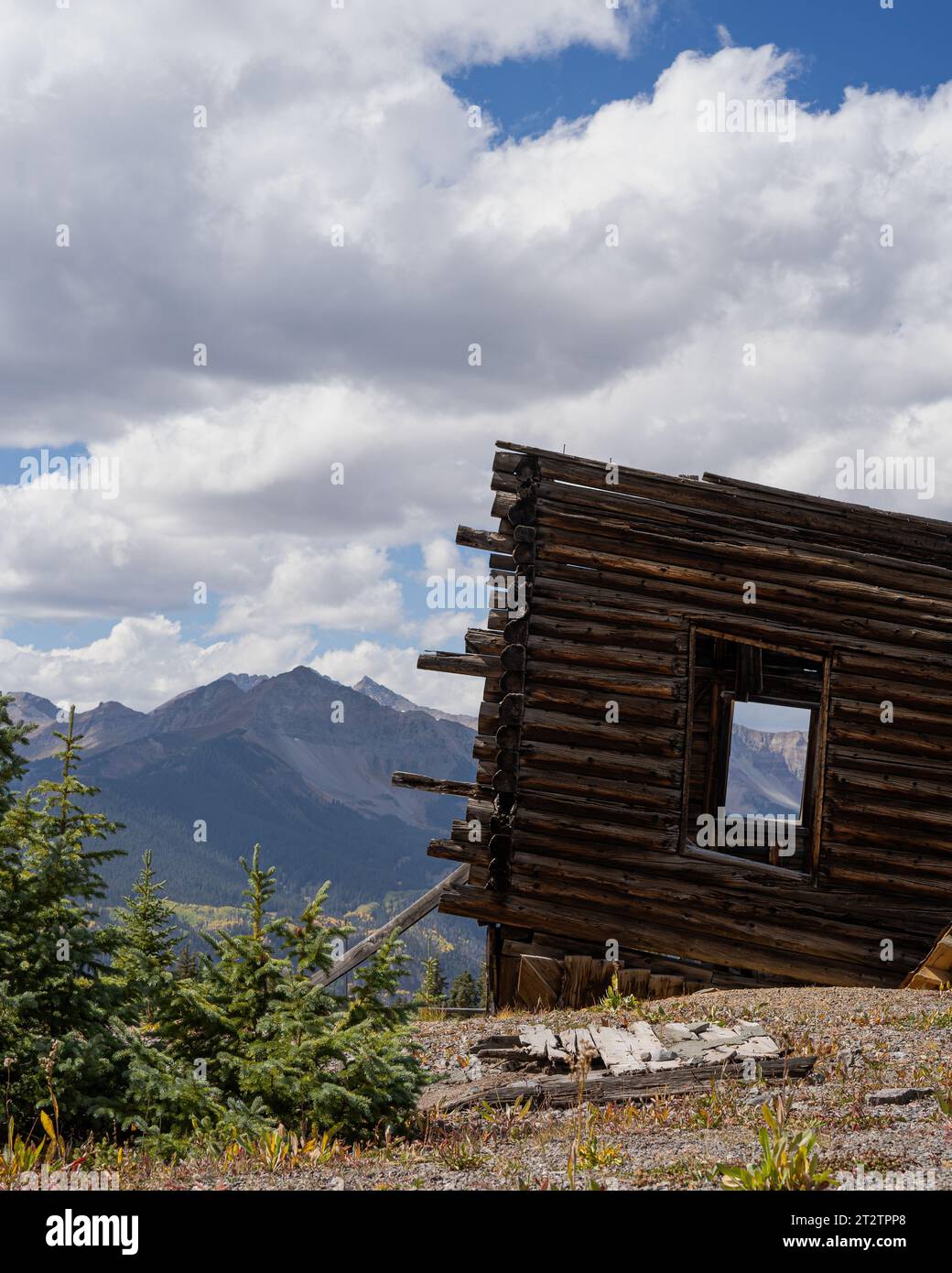 Eine alte Holzhütte in den Bergen von Colorado, die früher als Goldmine genutzt wurde. Stockfoto