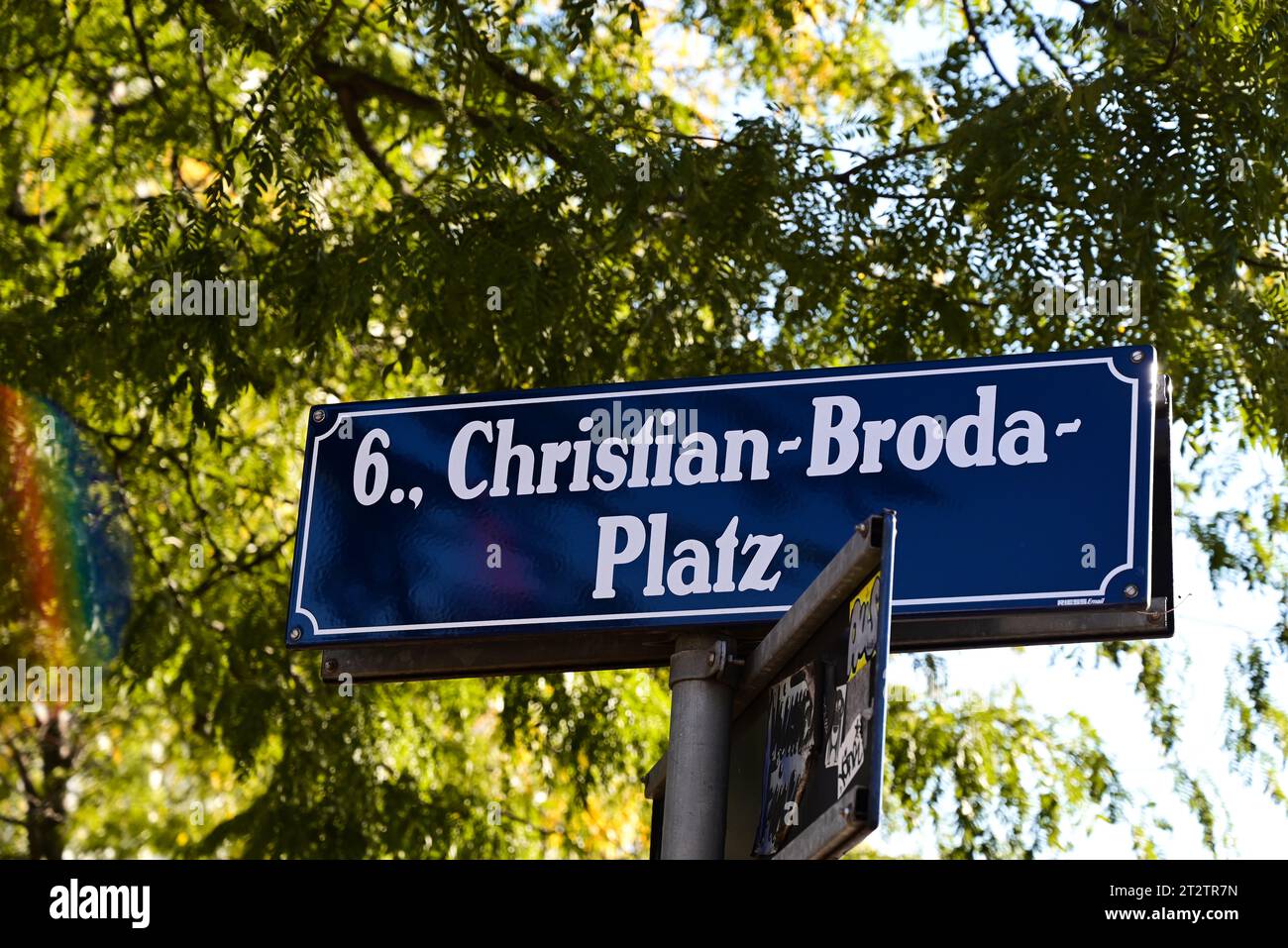 Das Straßenschild Christian Broda Platz befindet sich im Bezirk 6 in Wien, Österreich. Stockfoto