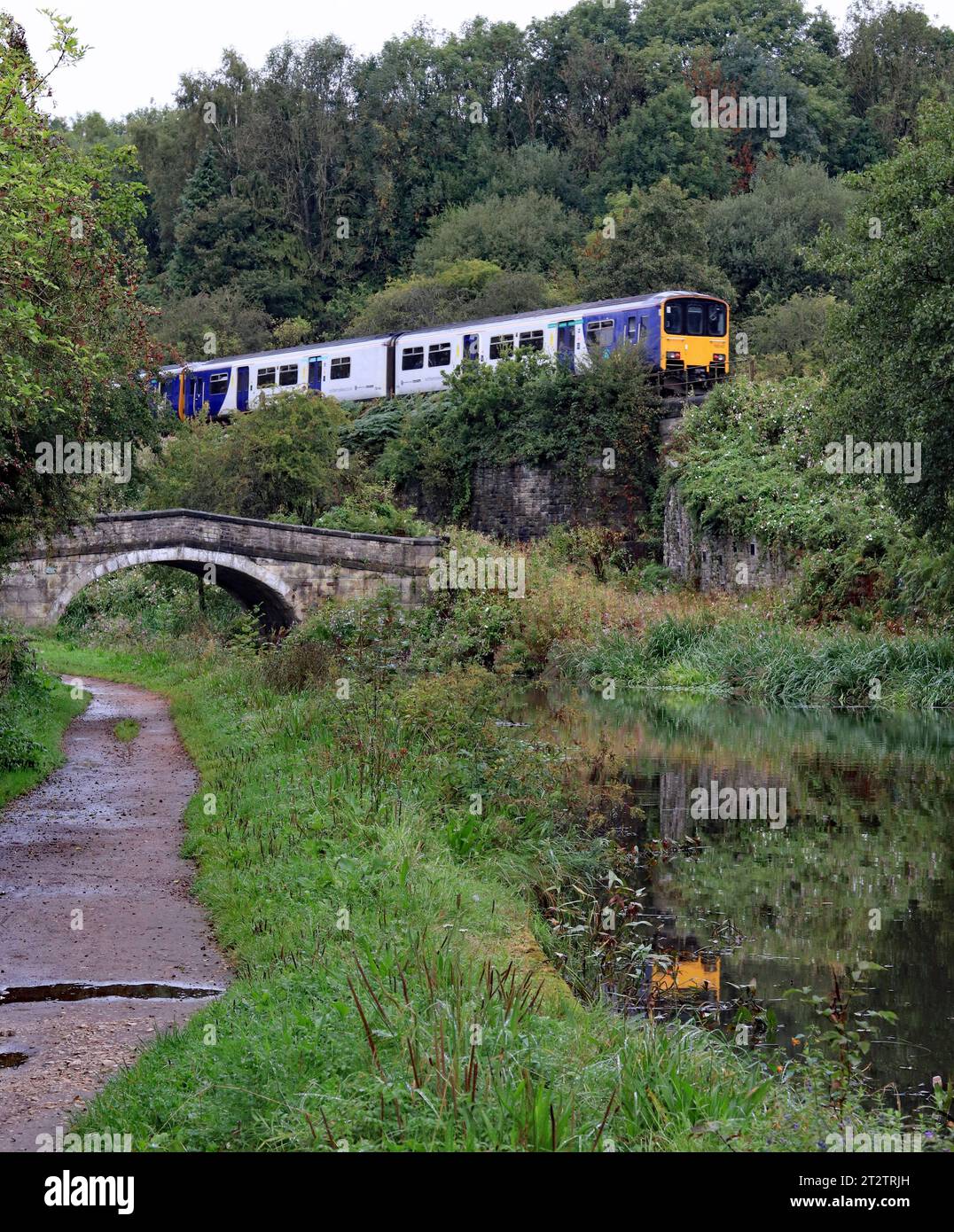 Northern Trains DMU passiert die Brücke 41 über den Leeds- und Liverpool-Kanal im Douglas-Tal von Lancashire westlich von Wigan. Stockfoto