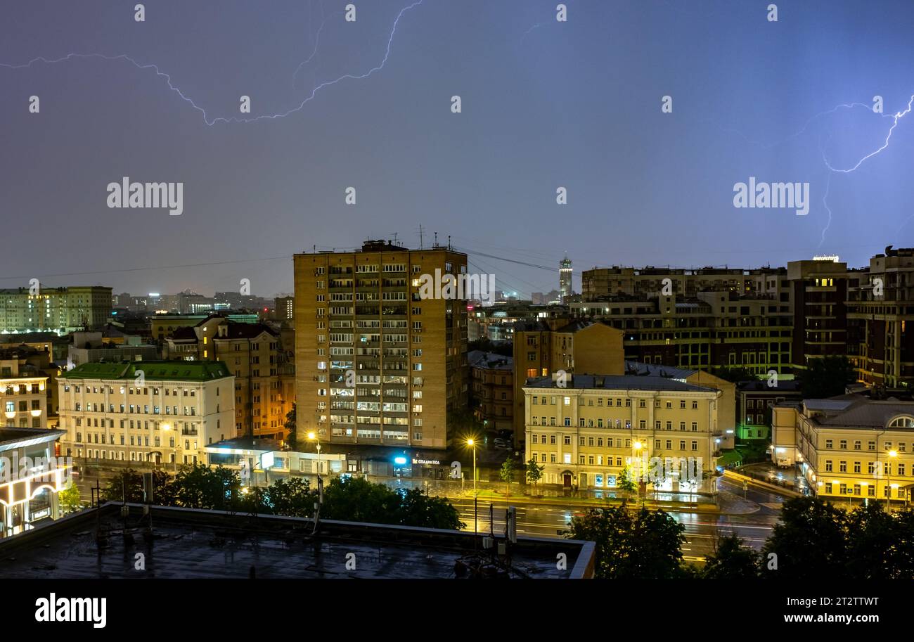 Juli 2022, Moskau, Russland. Blitze am Nachthimmel während eines Gewitters im Zentrum der russischen Hauptstadt. Stockfoto