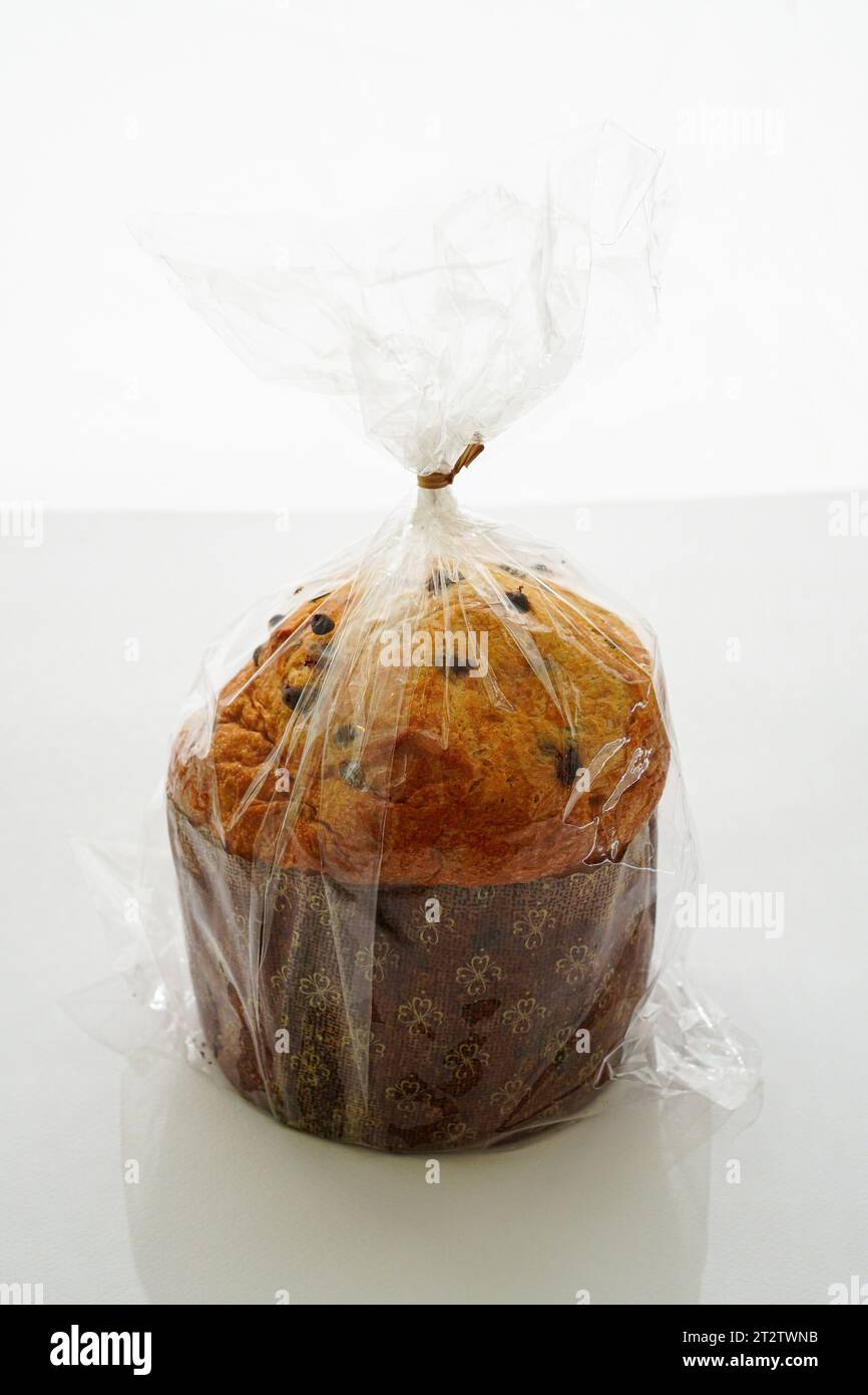 Italienisches Weihnachtsbrot Panettone in transparenter Tüte Stockfoto