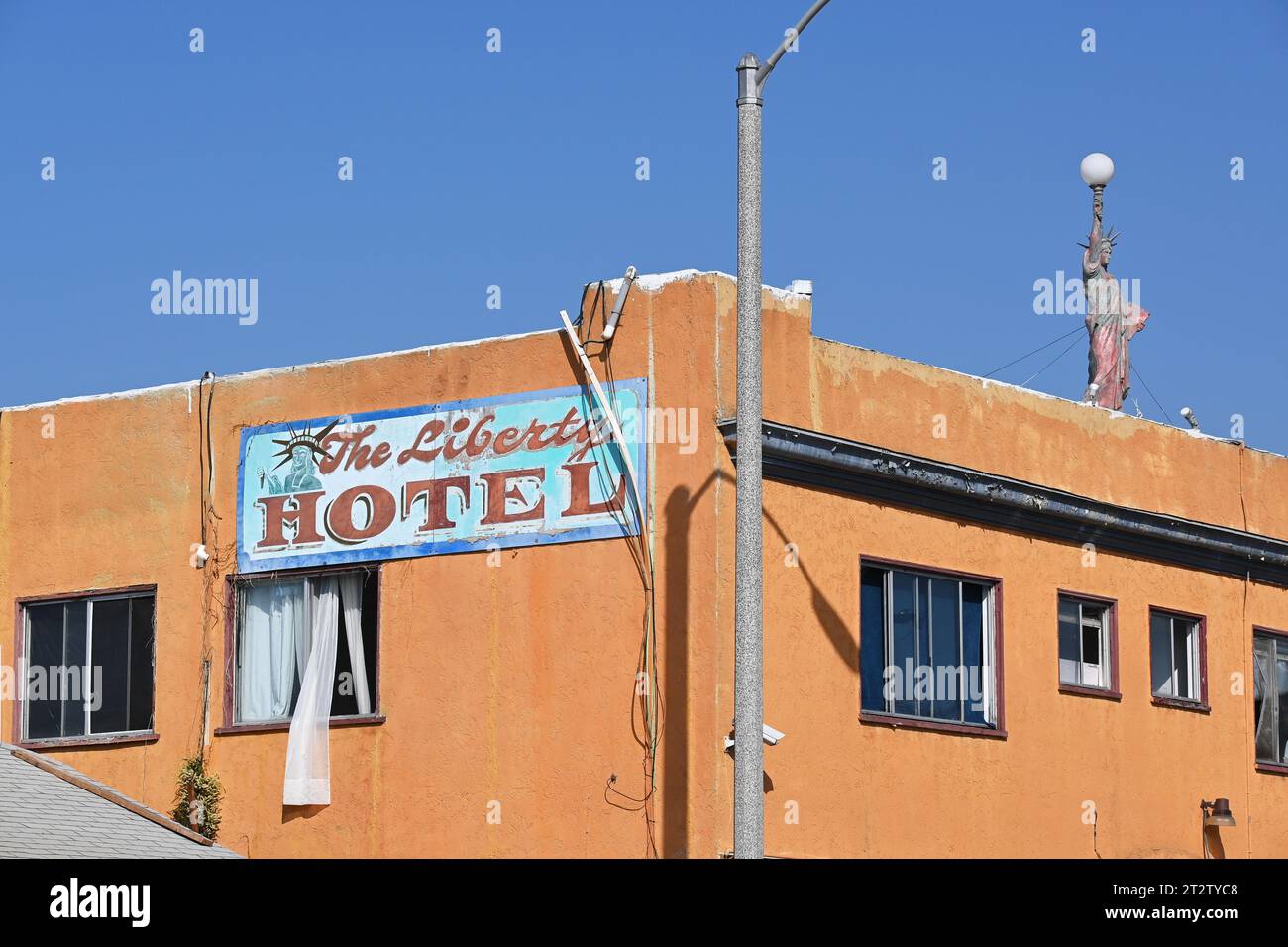 LONG BEACH, KALIFORNIEN - 18. OCT 2023: Das Liberty Hotel an der Cherry Avenue. Stockfoto