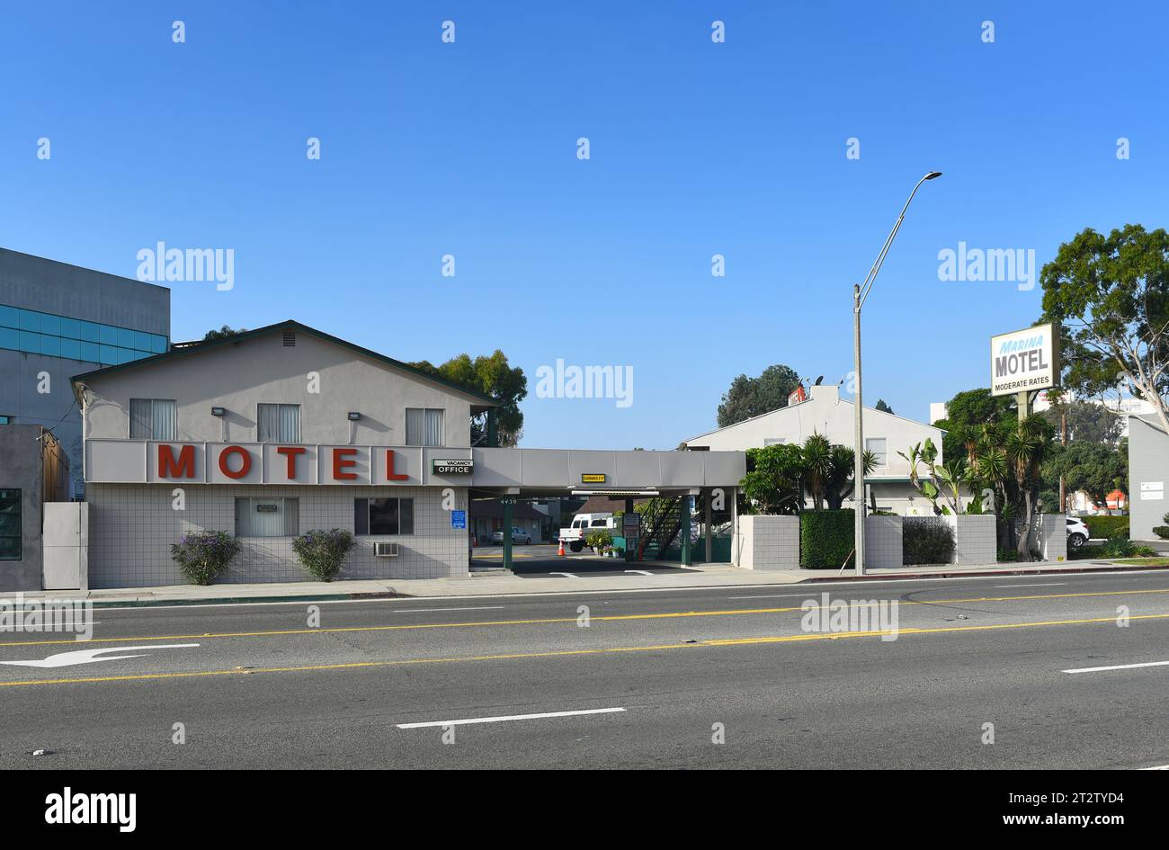 LONG BEACH, KALIFORNIEN - 18. OCT 2023: Das Marina Motel am Pacific Coast Highway, PCH, in der Nähe des Verkehrskreises. Stockfoto