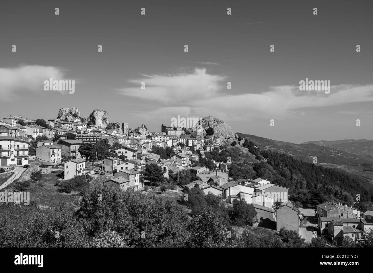 Es ist eine italienische Stadt mit 732 Einwohnern in der Provinz Isernia in Molise, berühmt für das Samnitische Heiligtum. Stockfoto