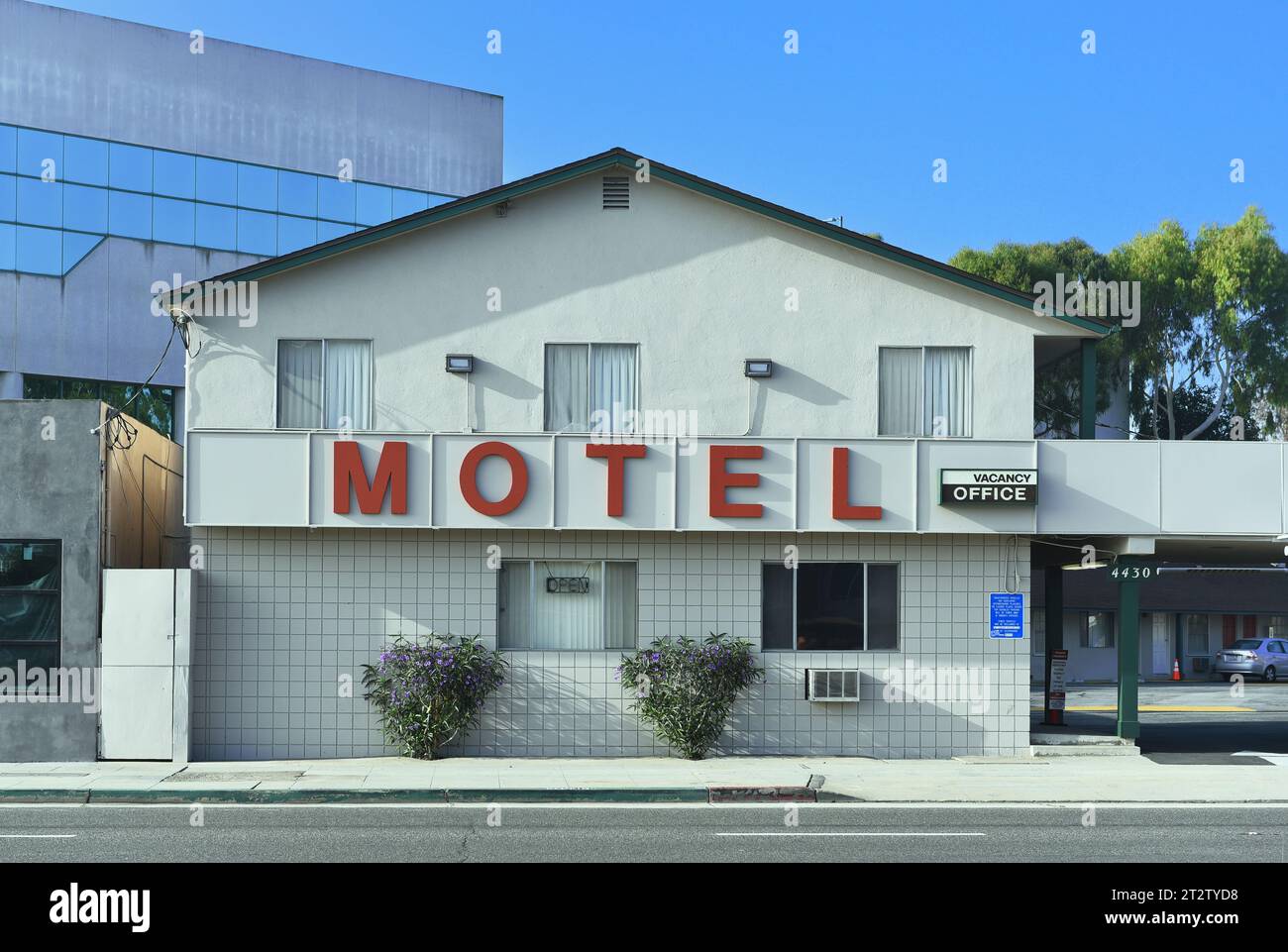 LONG BEACH, KALIFORNIEN - 18. OCT 2023: Nahaufnahme des Marina Motel am Pacific Coast Highway, PCH, in der Nähe des Verkehrskreises. Stockfoto