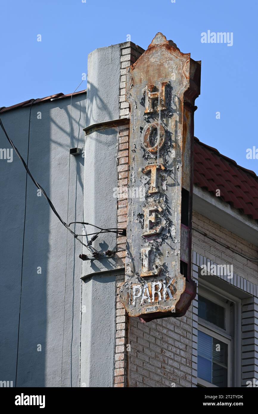 LONG BEACH, KALIFORNIEN - 18. OCT 2023: Das Park Hotel-Schild an der Anaheim Street. Stockfoto