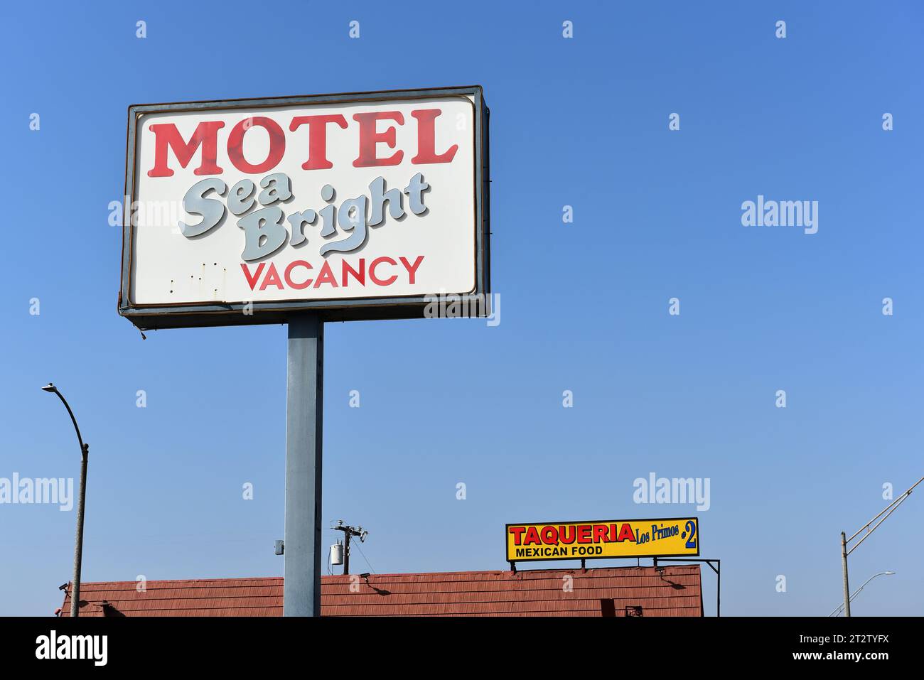 LONG BEACH, KALIFORNIEN - 18. OKT 2023: Nahaufnahme des Sea Bright Motel-Schilds am Pacific Coast Highway, PCH Stockfoto