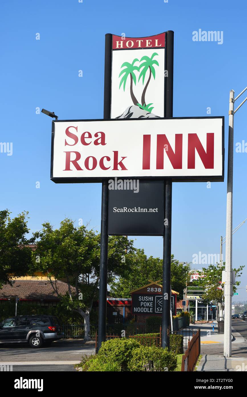 LONG BEACH, KALIFORNIEN - 18. OCT 2023: Nahaufnahme des Sea Rock Inn Hotelschilds am Pacific Coast Highway, PCH. Stockfoto