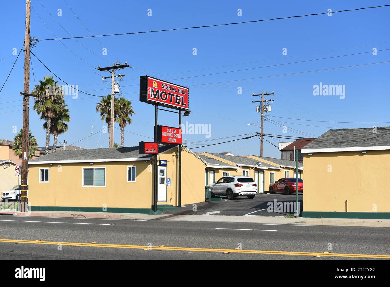 LONG BEACH, KALIFORNIEN - 18. OCT 2023: Das Signal Hill Motel, am Pacific Coast Highway, PCH. Stockfoto