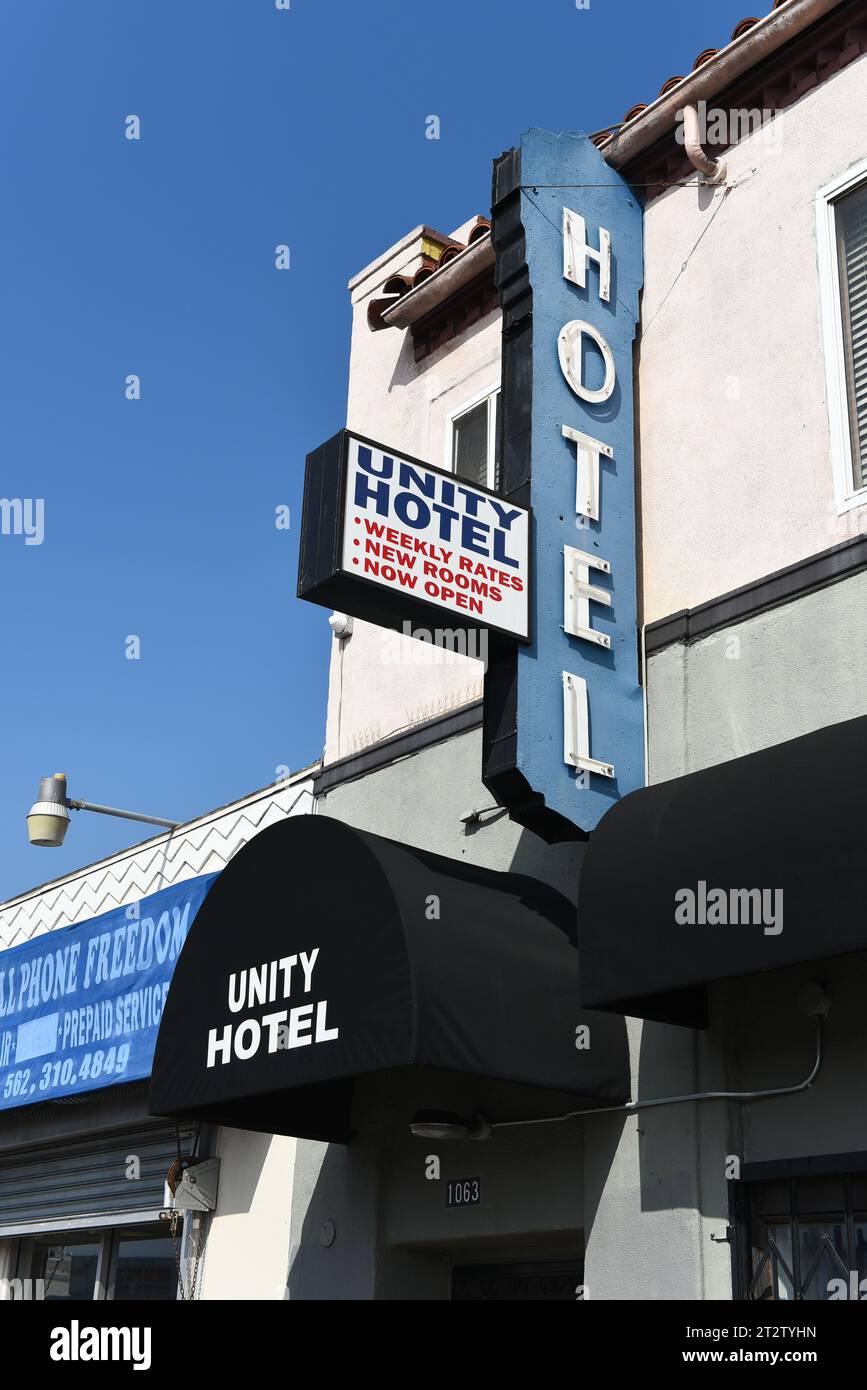 LONG BEACH, KALIFORNIEN - 18. OKT 2023: Unity Hotel Schild an der Anaheim Street. Stockfoto