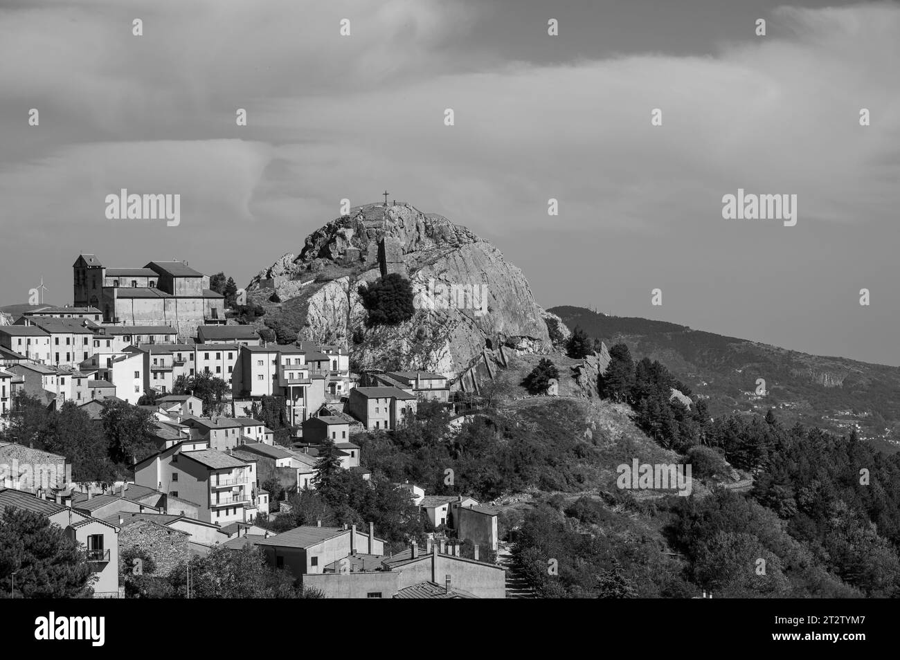 Es ist eine italienische Stadt mit 732 Einwohnern in der Provinz Isernia in Molise, berühmt für das Samnitische Heiligtum. Stockfoto