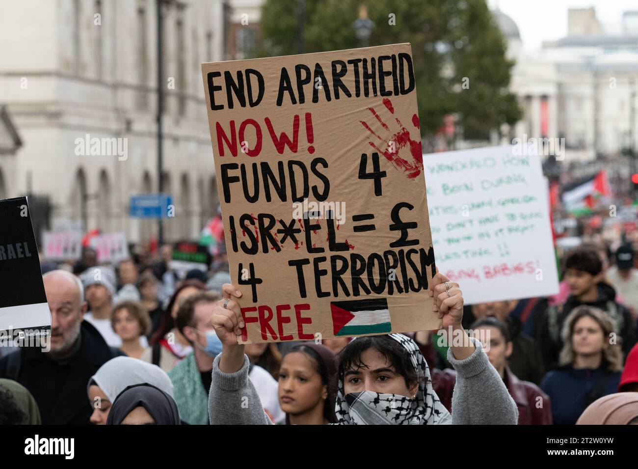 London, Großbritannien. 21. Oktober 2023. Zehntausende palästinensische Unterstützer marschieren von Marble Arch nach Whitehall und rufen zu einem Waffenstillstand und einem Ende der britischen Unterstützung der Belagerung und des Krieges gegen Gaza durch Israel auf. Der Protest wird von einer Koalition organisiert, zu der auch die palästinensische Solidaritätskampagne, Freunde von Al Aqsa, die Stop the war Coalition und die Muslimische Vereinigung Großbritanniens gehören. Israel schneidet Nahrungsmittel, Wasser und Strom ab, nachdem Hamas-Milizen Israel von seinem Territorium aus angegriffen hatten. Quelle: Ron Fassbender/Alamy Live News Stockfoto