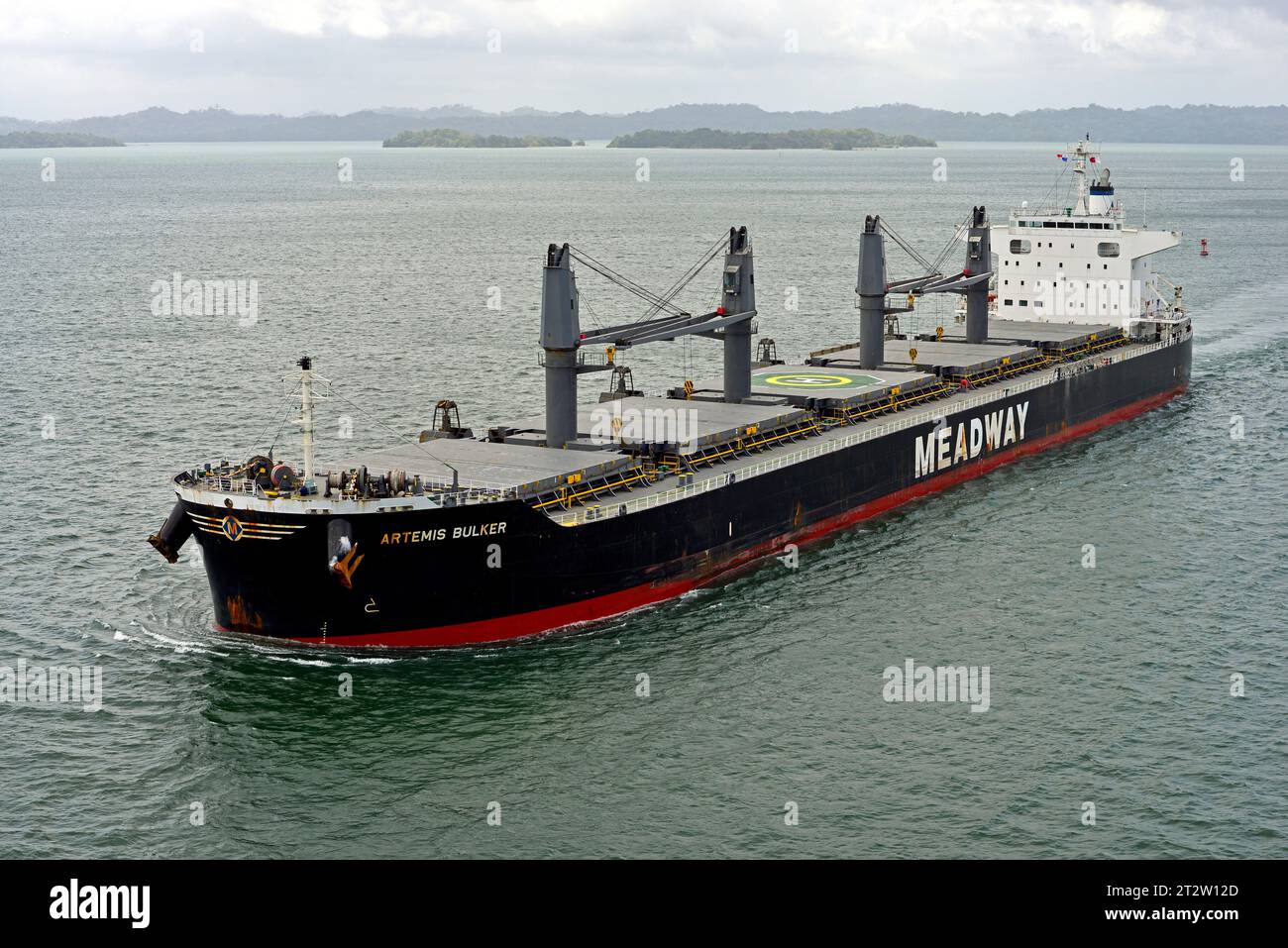 Der Bulk Carrier „Artemis Bulker“ wird auf dem Panamakanalsystem durch den Gatun-See gesehen. Sie wurde 2020 erbaut und führt die Flagge der Marshallinseln. Stockfoto