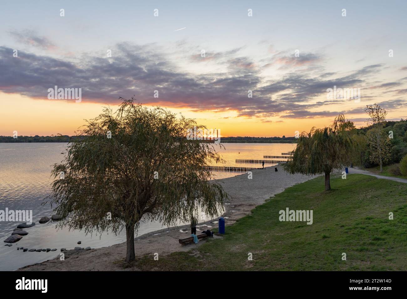 Malerischer Blick auf die Küste auf einem See bei Sonnenuntergang Stockfoto