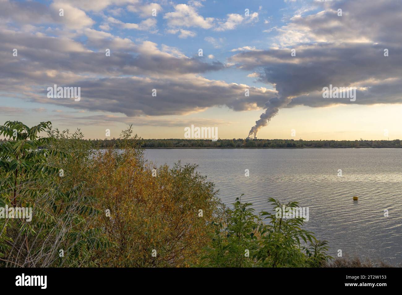 Dampfkraftwerk im Hintergrund am markkleeberger See Stockfoto