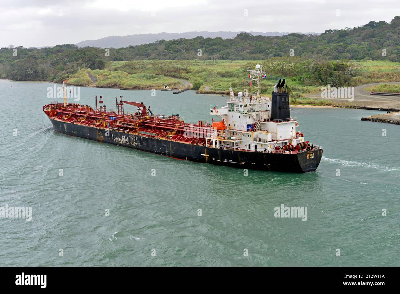 Der Tanker „Spirit“ für Chemikalien und Ölprodukte wird vom Gatun Lake aus in das Panamakanalsystem eingeführt. Sie fliegt die Flagge Vietnams. Stockfoto