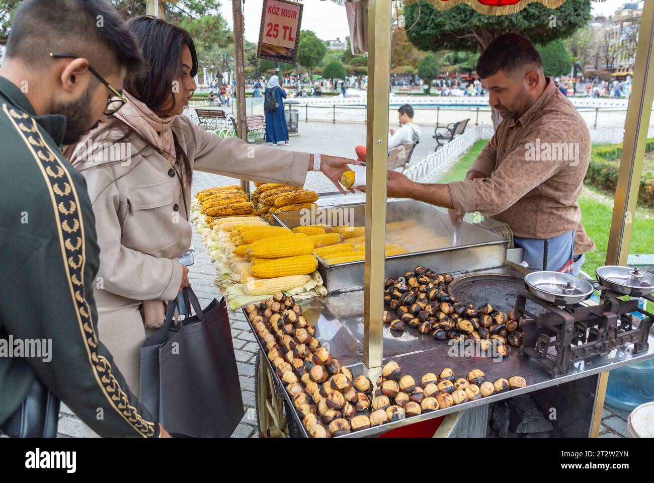 Istanbul, Türkei, Peole kauft Mais an einem Stand, nur Editorial. Stockfoto