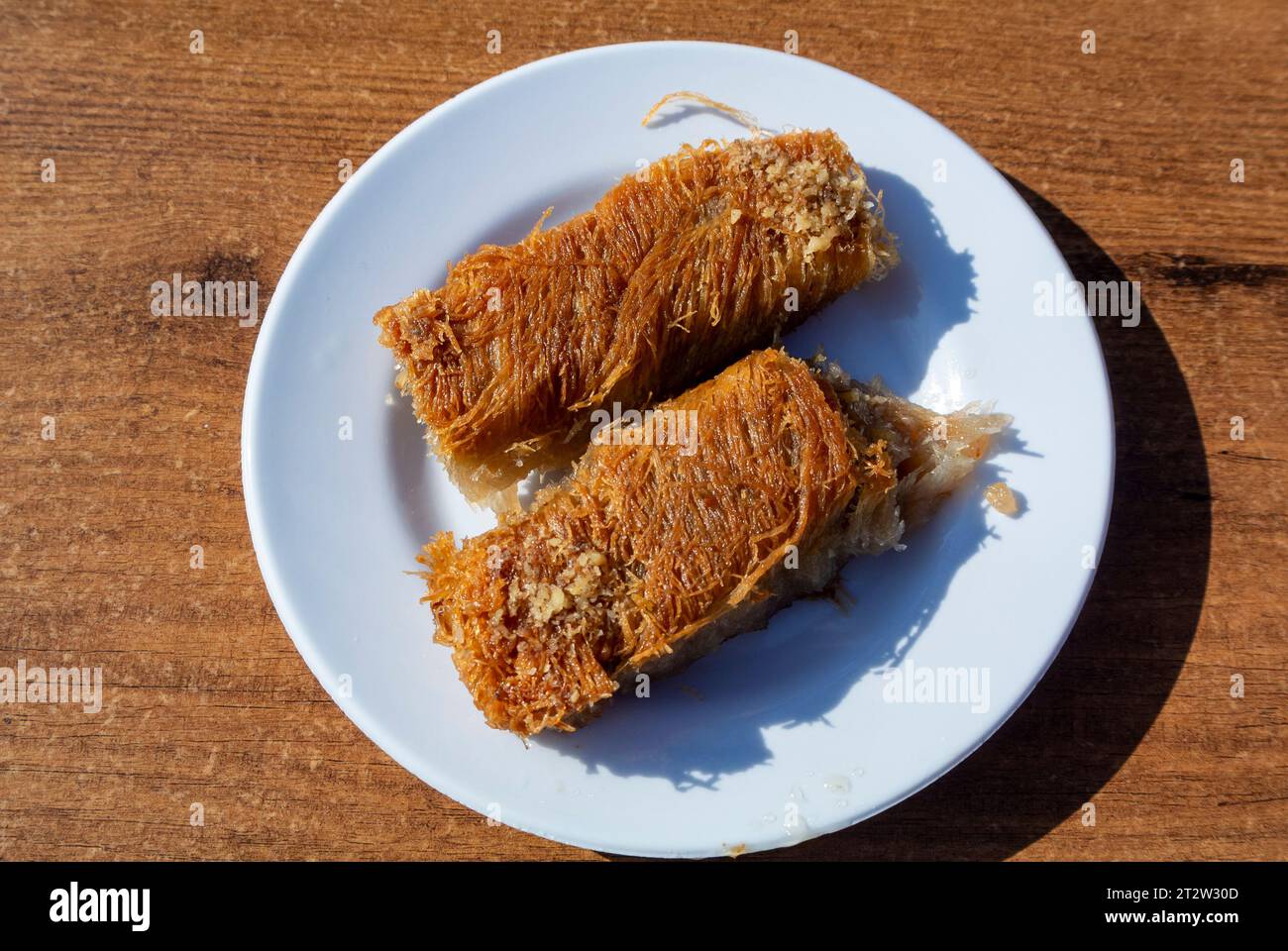 Baklawa auf einer weißen Schale. Stockfoto